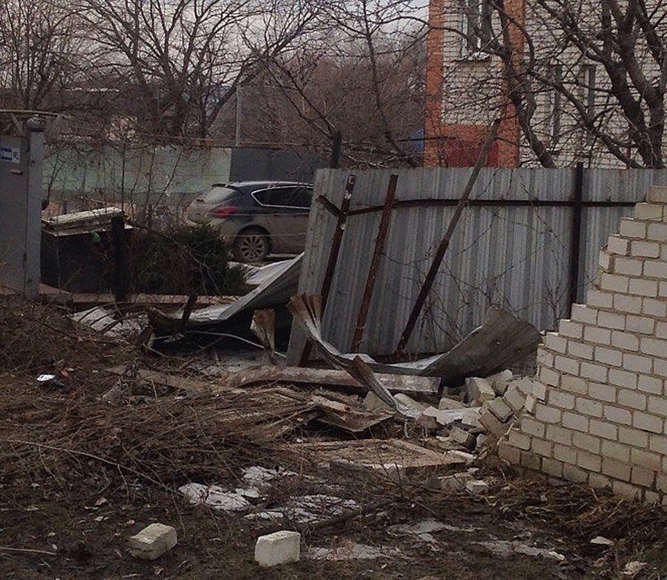 В Волгограде угнанная иностранная машина въехала во двор частного дома