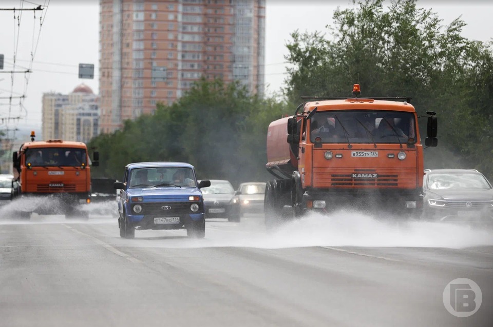 В Волгограде из-за жары стали чаще поливать улицы холодной водой