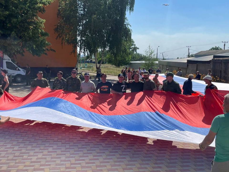 На Донбассе делегация из Волгограда развернула стометровый флаг РФ