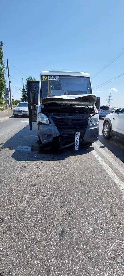 Пять человек пострадало после ДТП с маршруткой на мосту в Волгограде