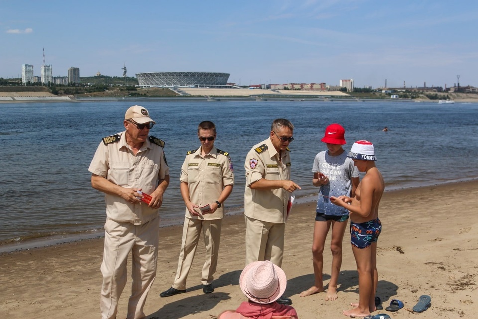 На берегу Волги спасатели предупредили детей о рисках на воде