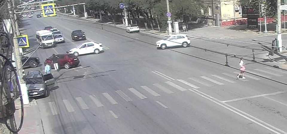 В Волгограде на площади Советской в жестком ДТП иномарку отбросило в столб