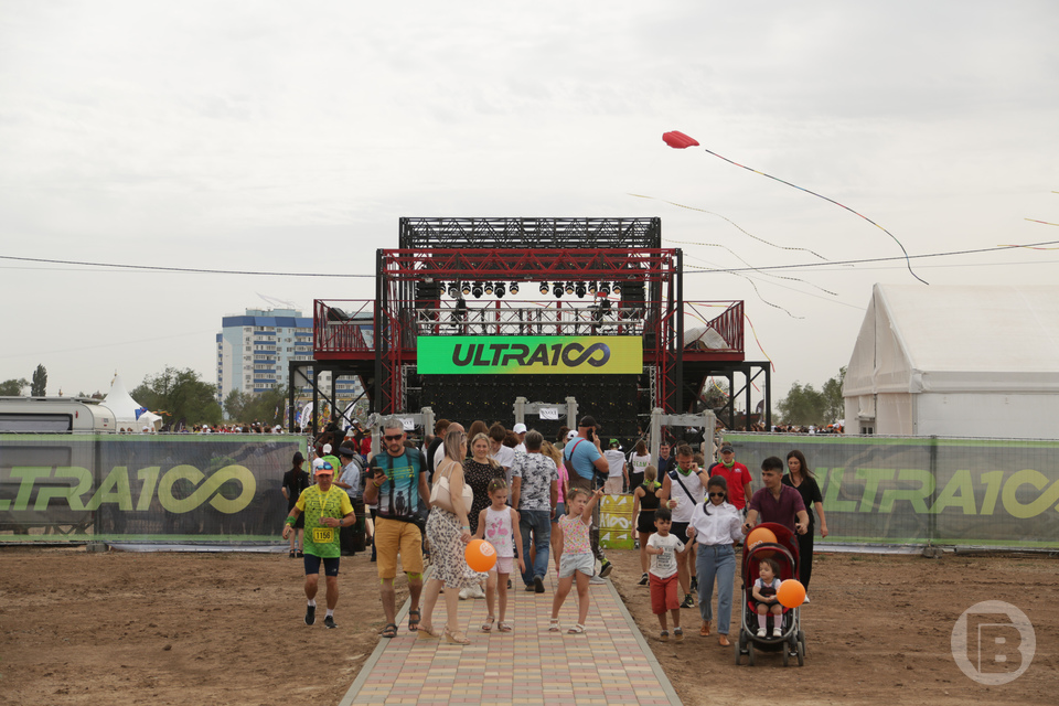 Под Волгоградом стартовал фестиваль Ultra 100, шквалистый ветер ему не помеха