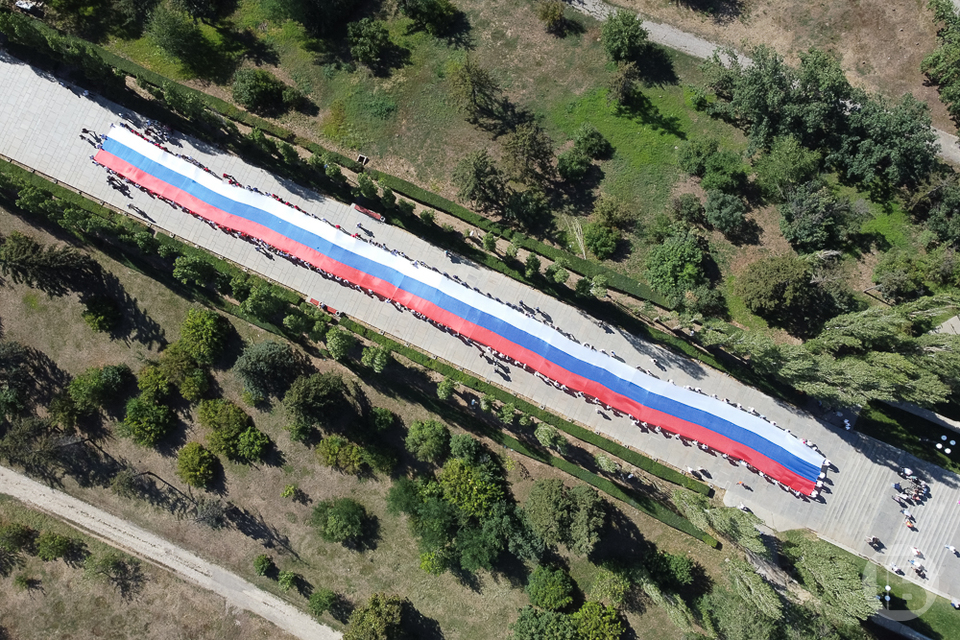 На Мамаевом кургане в Волгограде развернули 80-метровый флаг России