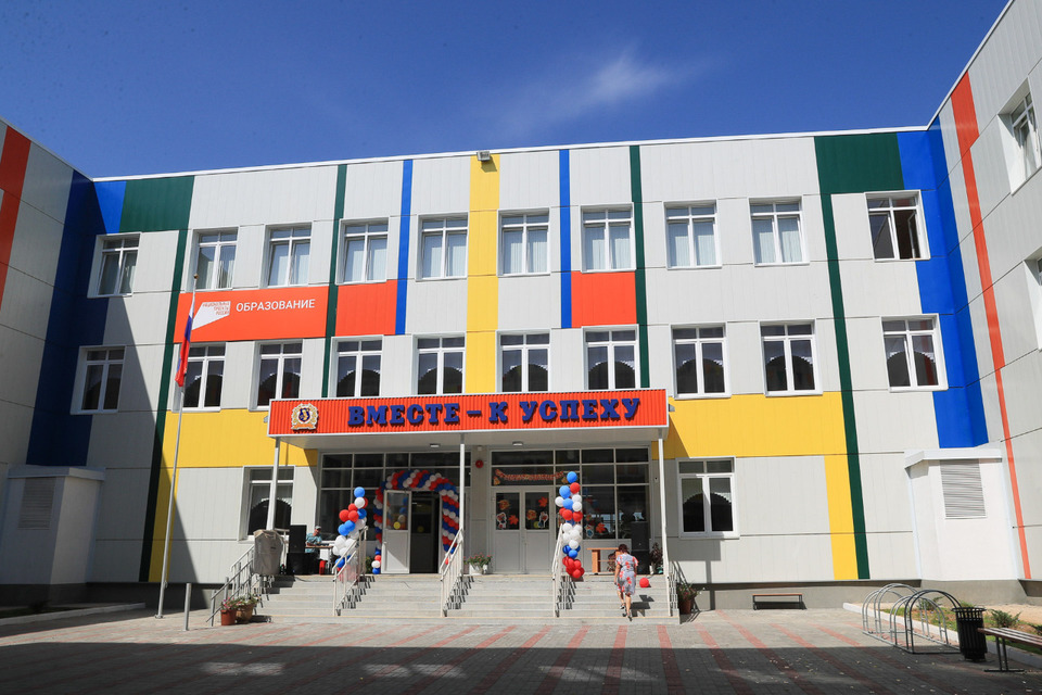 Тысяча ребят пошли 1 сентября учиться в новую школу в Красноармейском районе Волгограда