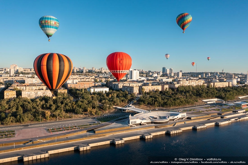 В небо над утренним Волгоградом поднялись11 огромных воздушных шаров