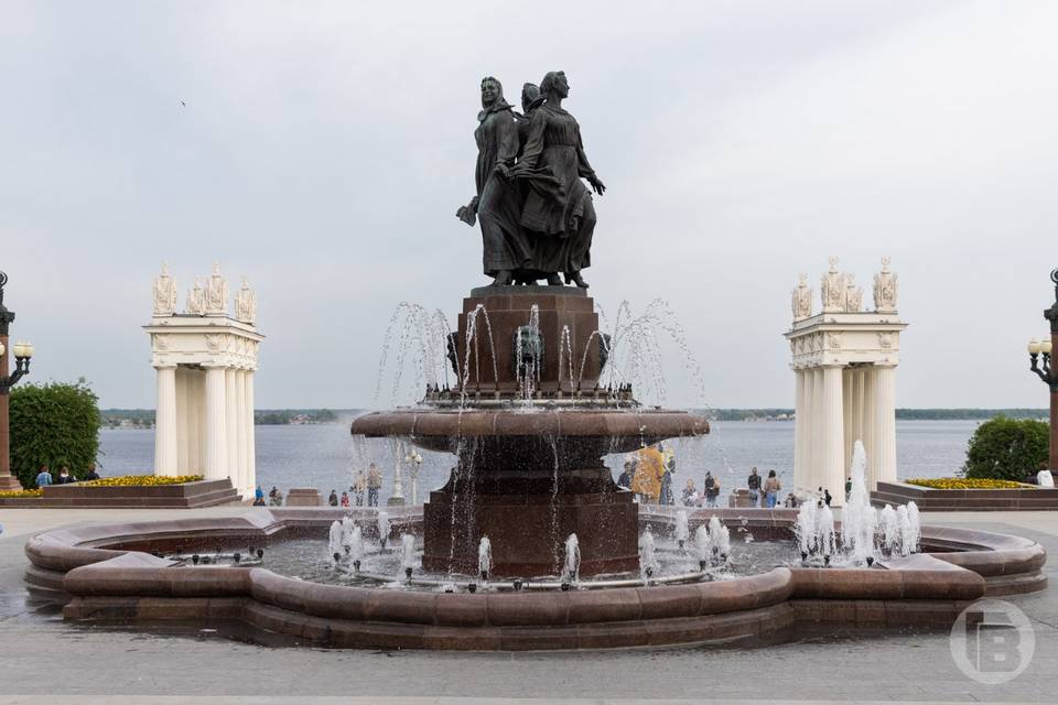В центре Волгограда заработал фонтан «Искусство»
