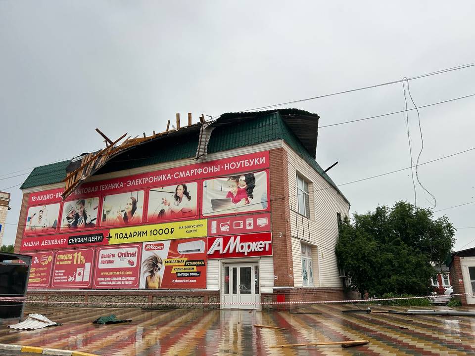 Порыв ветра сорвал крышу магазина под Волгоградом