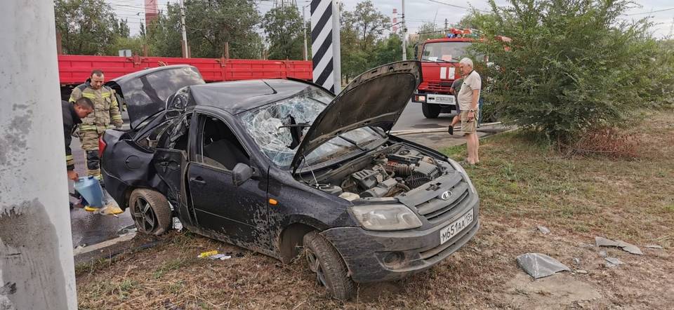 Под Волгоградом легковушка влетела в фонарь, пострадали ребенок и взрослый