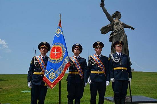 Волгоградскому управлению ФСИН России торжественно вручили Знамя