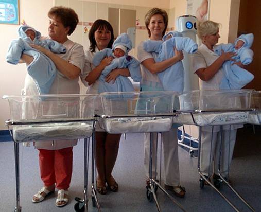 Волгоградские врачи приняли уникальные роды четверни