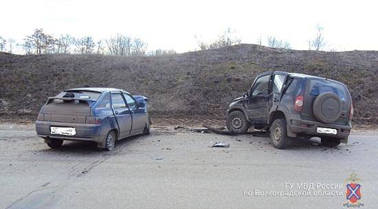 Под Волгоградом в столкновении двух легковушек пострадали три человека
