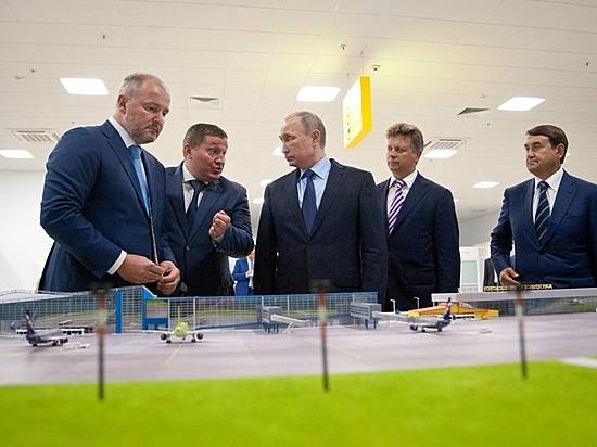 Президент России осмотрел новый терминал аэропорта Волгограда