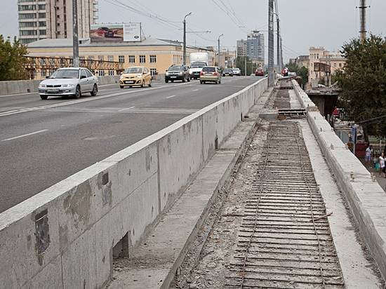 На Комсомольском мосту для транспорта открыли все четыре полосы