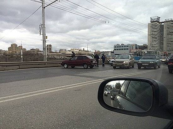 Сразу два ДТП в Ворошиловском районе парализовали проспект Ленина