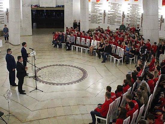 Участники форума «Рубежи побед» спели патриотические песни и сыграли в лазертаг