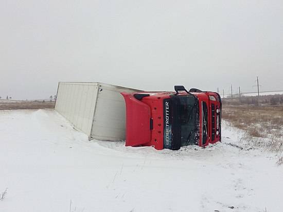 Под Волгоградом на заснеженной трассе перевернулась фура