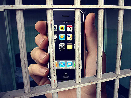 Работник волгоградской колонии сообщил заключённому 18 сотовых телефонов