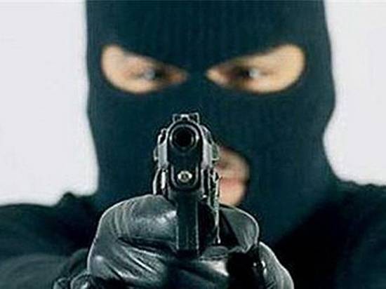 На юге Волгограда неизвестный напал на зоомагазин и вынес две тысячи рублей