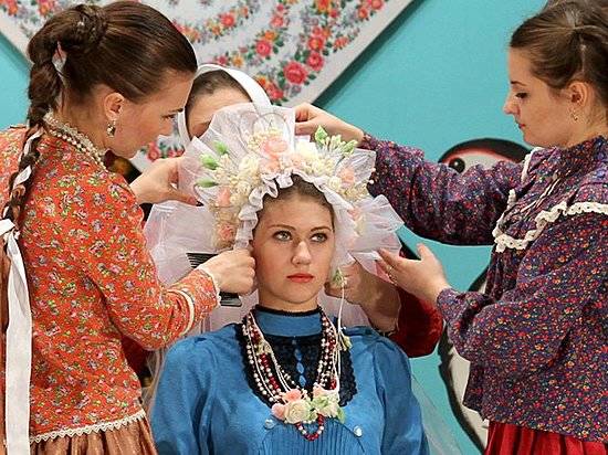 Дефиле с коромыслом: в Волгоградской области выбрали лучшую «Донскую казачку»
