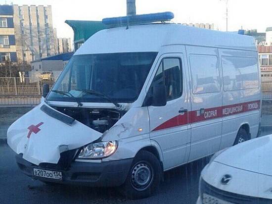 На западе Волгограда «скорая помощь» врезалась в эвакуатор