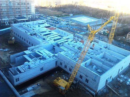 На стройплощадке нового приемного отделения больницы №25 в Волгограде кипит работа