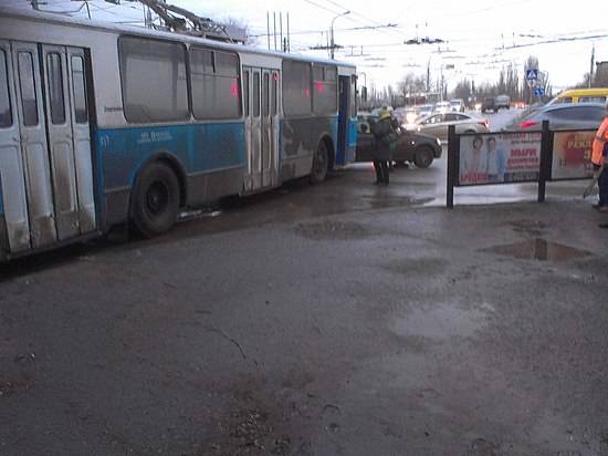 Автоледи остановила движение троллейбусов на севере Волгограда