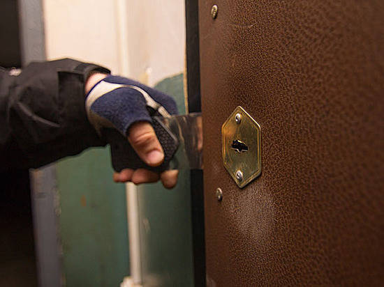 В Волгоградской области контролер сетевого магазина вынес 23 тысячи рублей из другой торговой точки