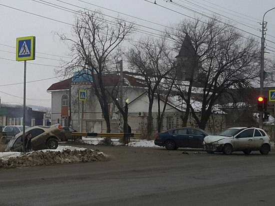 В Кировском районе «Лада» втолкнула иномарку с дороги в кювет