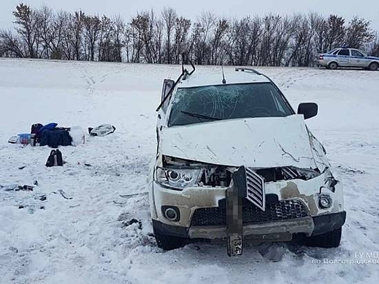 Под Волгоградом внедорожник опрокинулся в кювет: пострадала 9-летняя девочка
