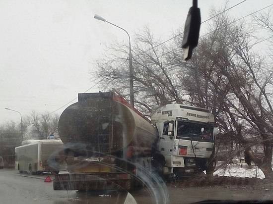 На юге Волгограда столкнулись бензовоз и автобус