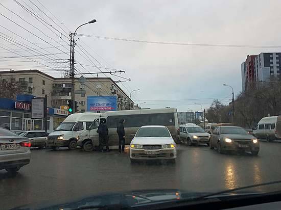 В центре Волгоград столкновение маршрутки и «Нисана» спровоцировало серьезную пробку