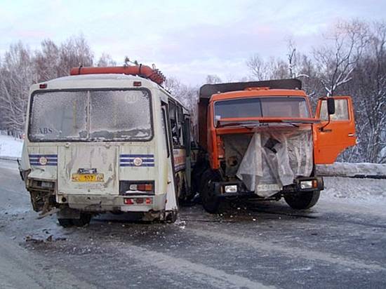 Под Волгоградом автобус столкнулся с двумя грузовиками: погиб один человек