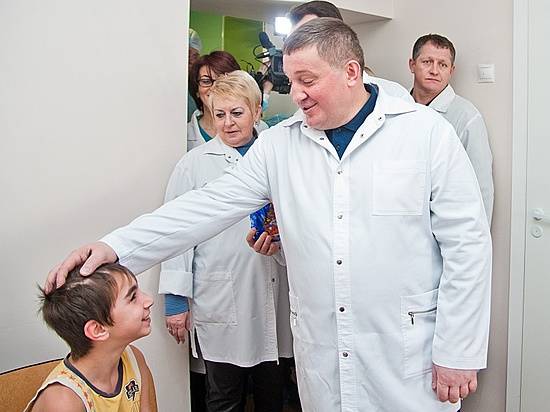 Андрей Бочаров вручил новогодние подарки маленьким пациентам больницы №7 в Волгограде
