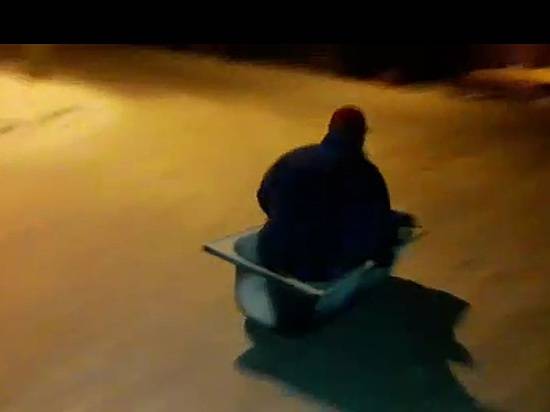 Волгоградцы устроили катание на ванне со снежной горки