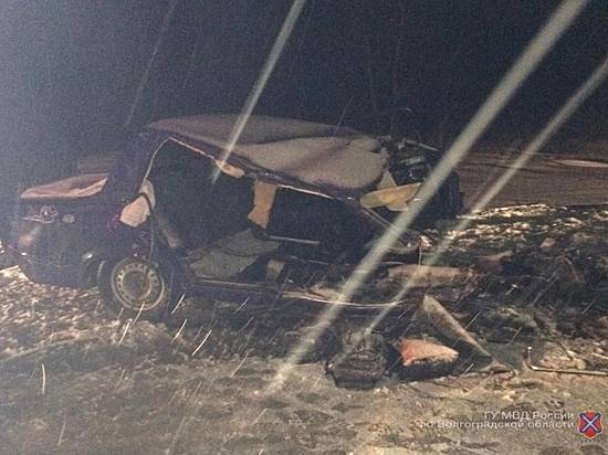 Под Волгоградом четыре человека погибли и трое пострадали в страшном тройном ДТП
