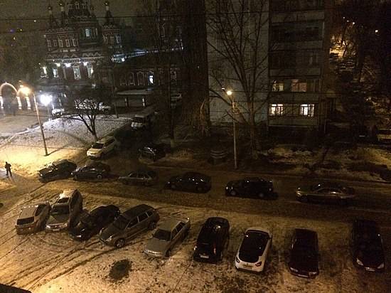 В рождественскую ночь верующие волгоградцы бросали машины прямо на свежеуложенном газоне