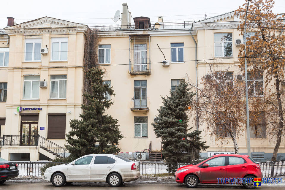 Жилинспекция Волгограда обследует дом в центре города, где обвалился балкон