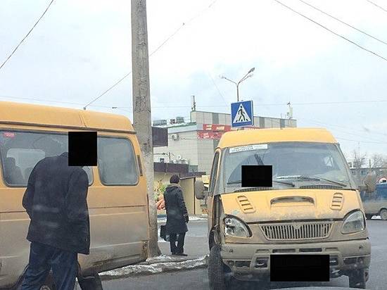 На севере Волгограда столкнулись две маршрутки