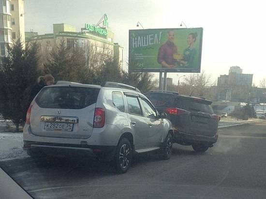 «Нашел»: в центре Волгограда «Рено Дастер» «забодал» другой внедорожник