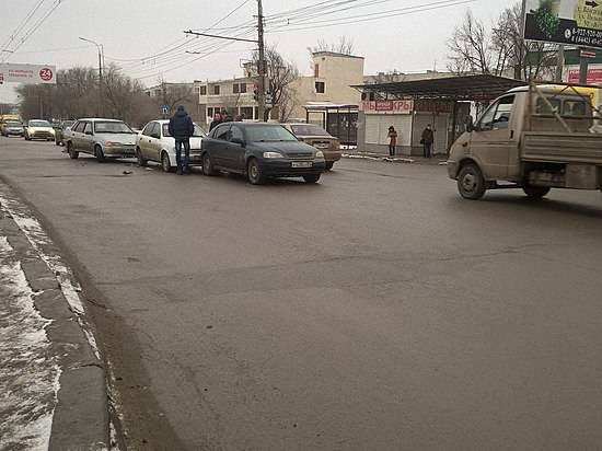 На севере Волгограда легковушки устроили «игру в паровоз»