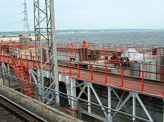 На плотине Волжской ГЭС поезд насмерть сбил молодого мужчину