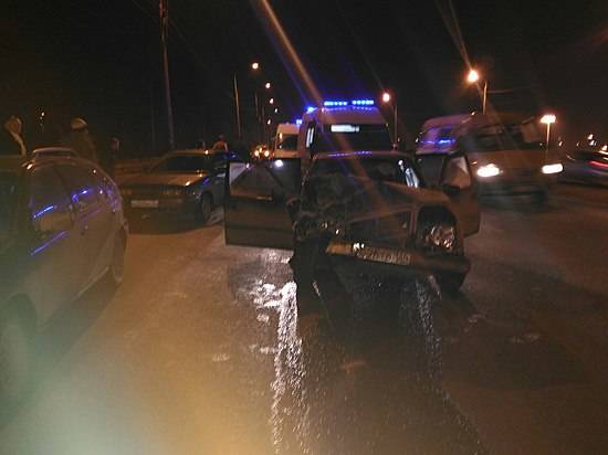 На юге Волгоград молодой водитель на «Мерседесе» устроил тройное ДТП: пострадали две девушки