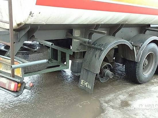 Оторвавшееся у автоцистерны колесо чуть не стоило жизни фельдшеру из дорожного медпункта