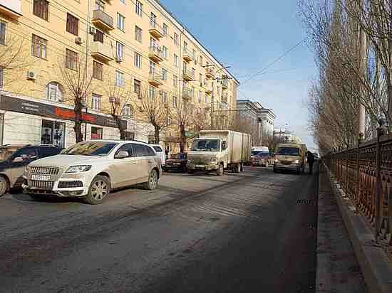 В Центре Волгограда столкнулись инкассаторская машина и грузовик