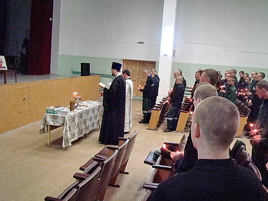 Осужденные подростки в Камышинской ВК отстояли службу в честь Крещения