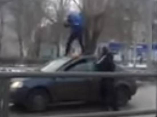 Жителей Волжского шокировал парень, начавший танцевать прямо на крыше машины