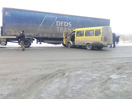 На севере Волгограда маршрутка врезалась в большегруз