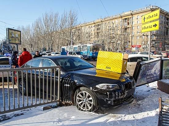 В центре Волгограда BMW снесло ограждение, вылетев на тротуар