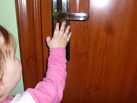 Волгоградские спасатели вызволили из запертой квартиры двоих маленьких детей